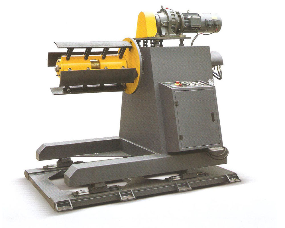 Машина для разматывания стальных рулонов используется на линиях обработки металла.